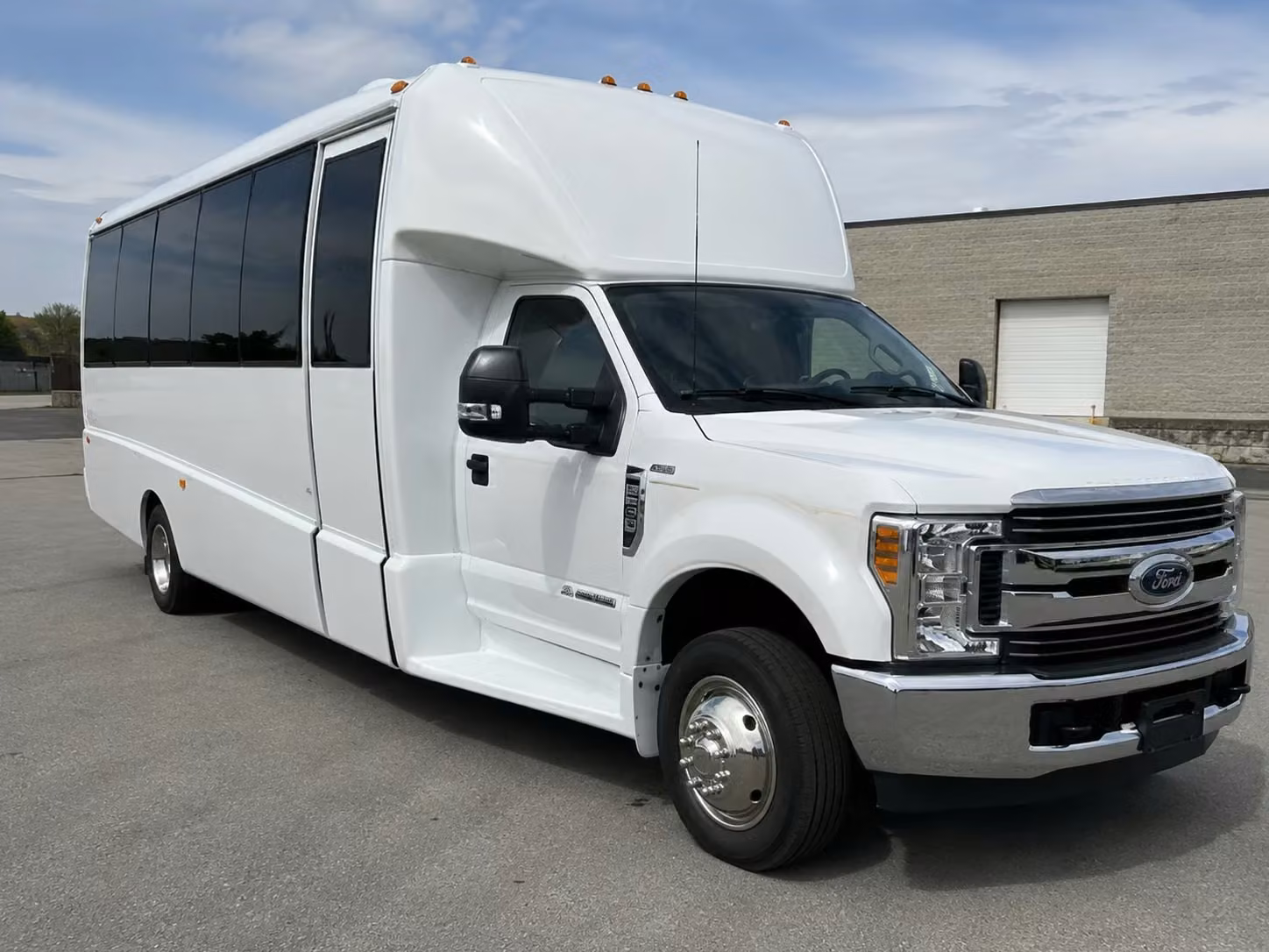independence 15 passenger minibus rental